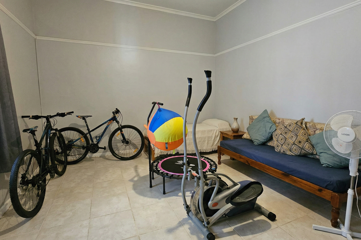 Versatile Property in Prime Location – 3 Bedroom Home with Flatlet - Photo 5