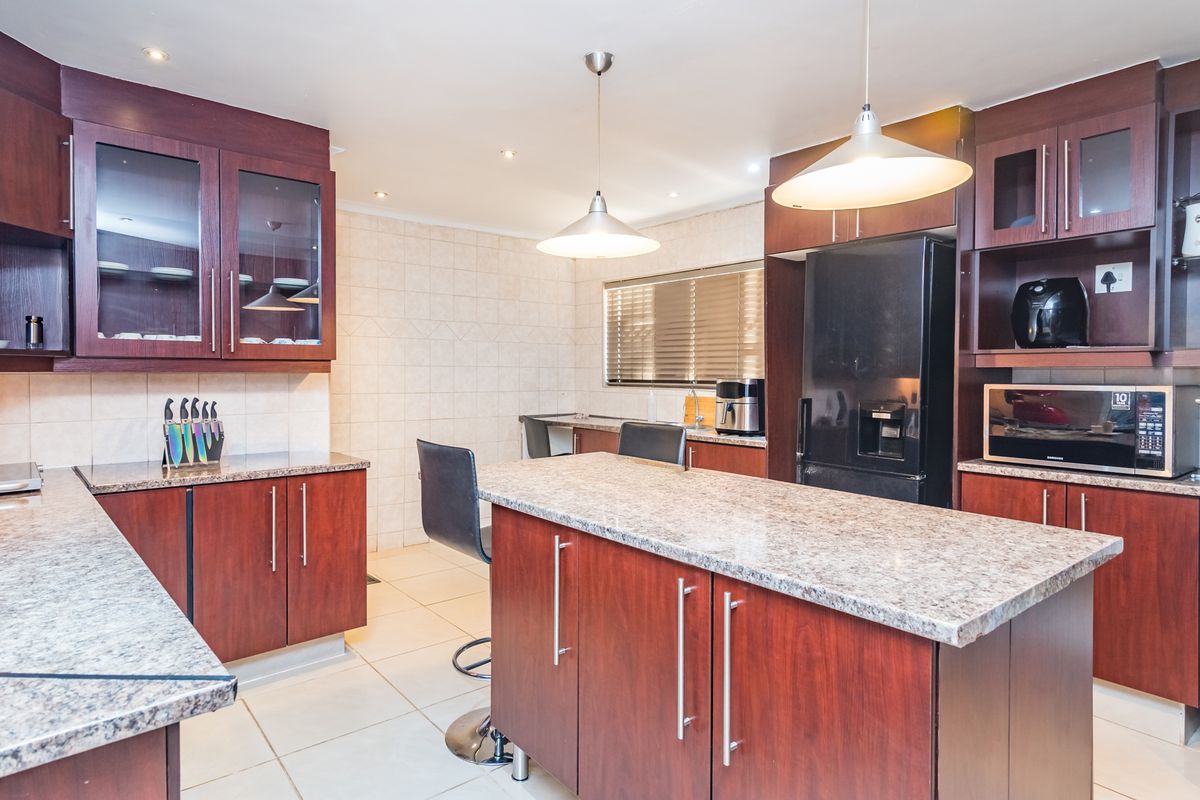 Tucked Away in Helderkruin — The Kind of Home Families Fight Over - Photo 5