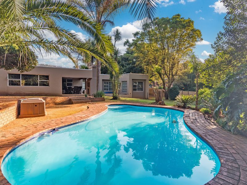Spacious 4-bedroom home in sought-after Helderkruin, Roodepoort—ideal for families and entertaining! - Photo 3