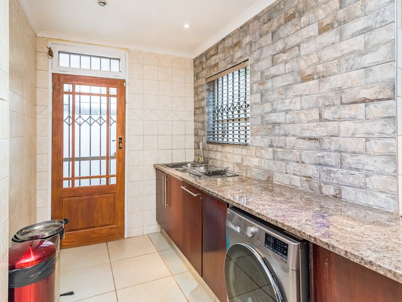 Spacious 4-bedroom home in sought-after Helderkruin, Roodepoort—ideal for families and entertaining! - Photo 5
