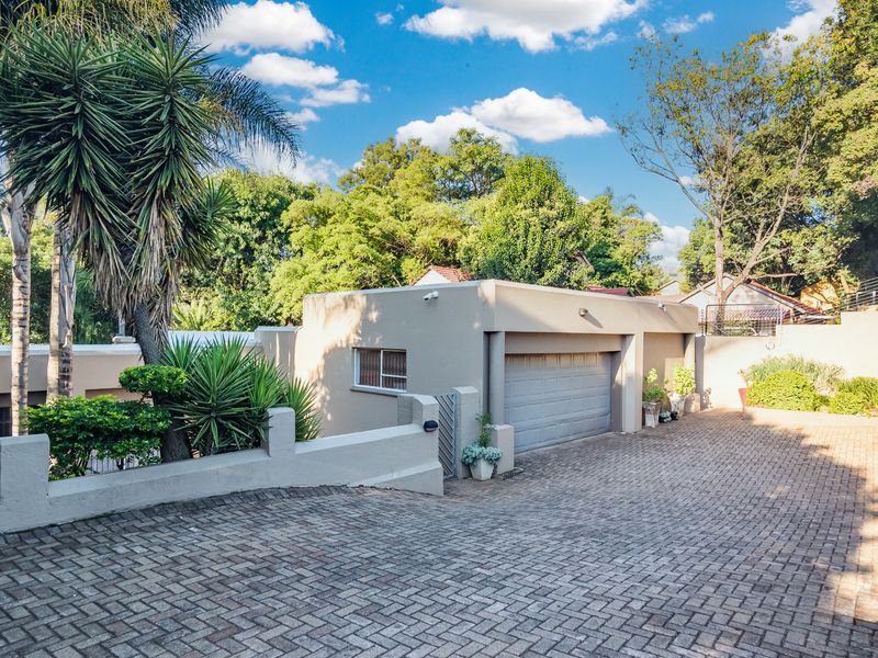 Spacious 4-bedroom home in sought-after Helderkruin, Roodepoort—ideal for families and entertaining! - Photo 1