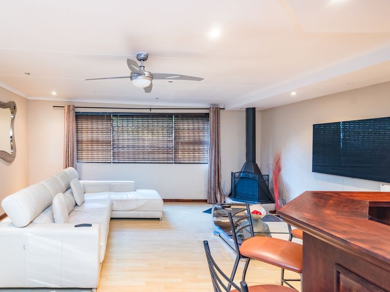 Spacious 4-bedroom home in sought-after Helderkruin, Roodepoort—ideal for families and entertaining! - Photo 10