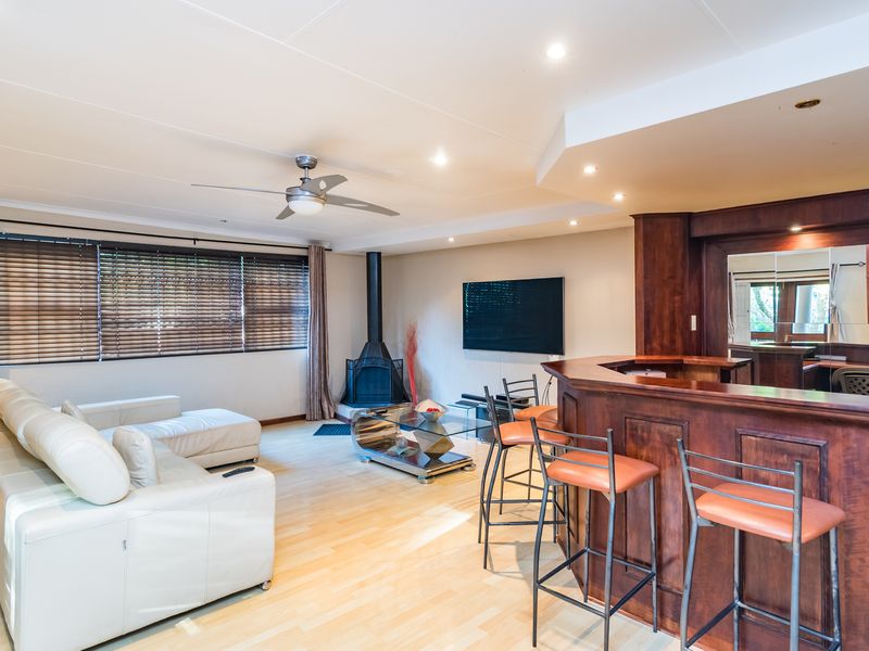 Spacious 4-bedroom home in sought-after Helderkruin, Roodepoort—ideal for families and entertaining! - Photo 9