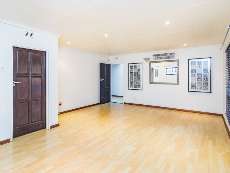 Spacious 4-bedroom home in sought-after Helderkruin, Roodepoort—ideal for families and entertaining! - Photo 7