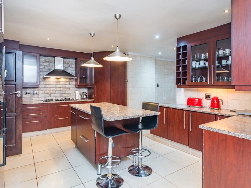 Spacious 4-bedroom home in sought-after Helderkruin, Roodepoort—ideal for families and entertaining! - Photo 4
