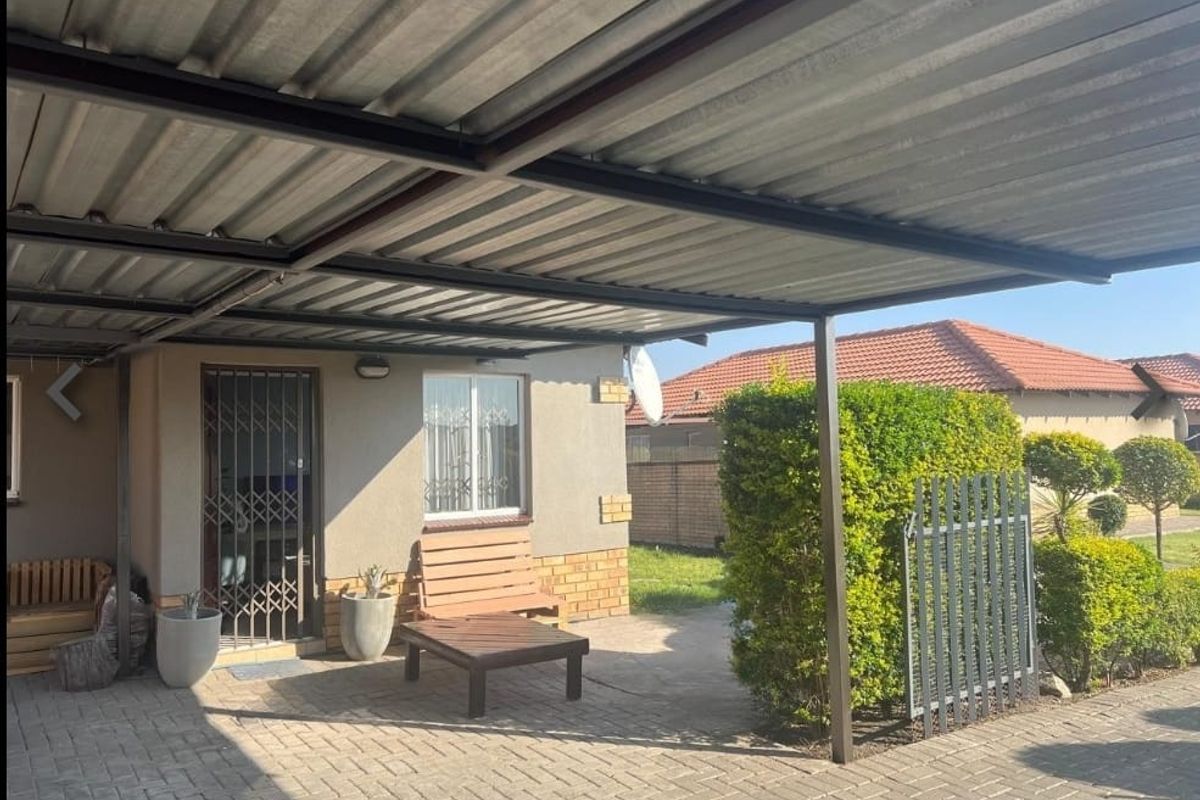 Modern 3-Bedroom Home in Waterkloof Hills - Photo 2