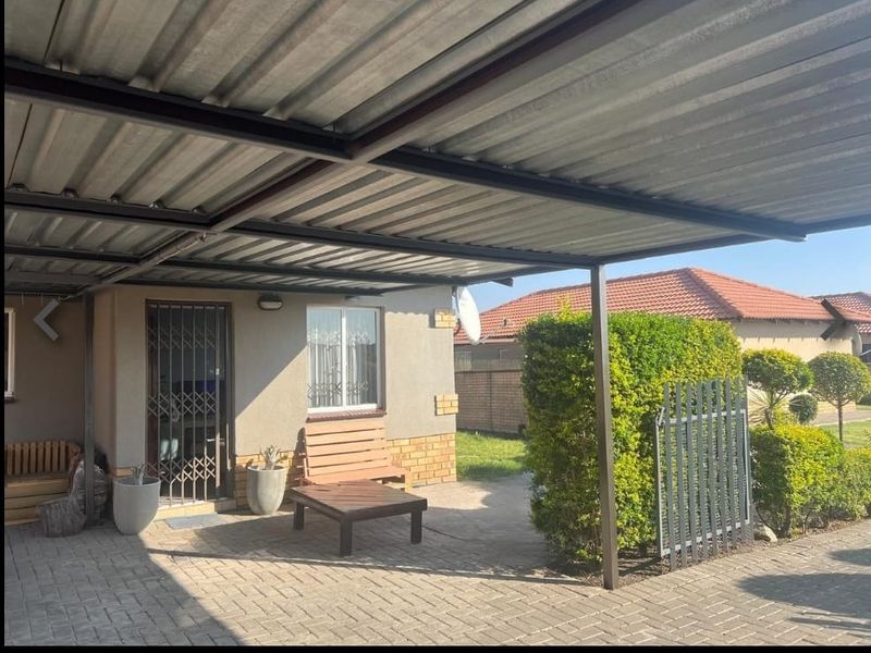 Modern 3-Bedroom Home in Waterkloof Hills - Photo 2