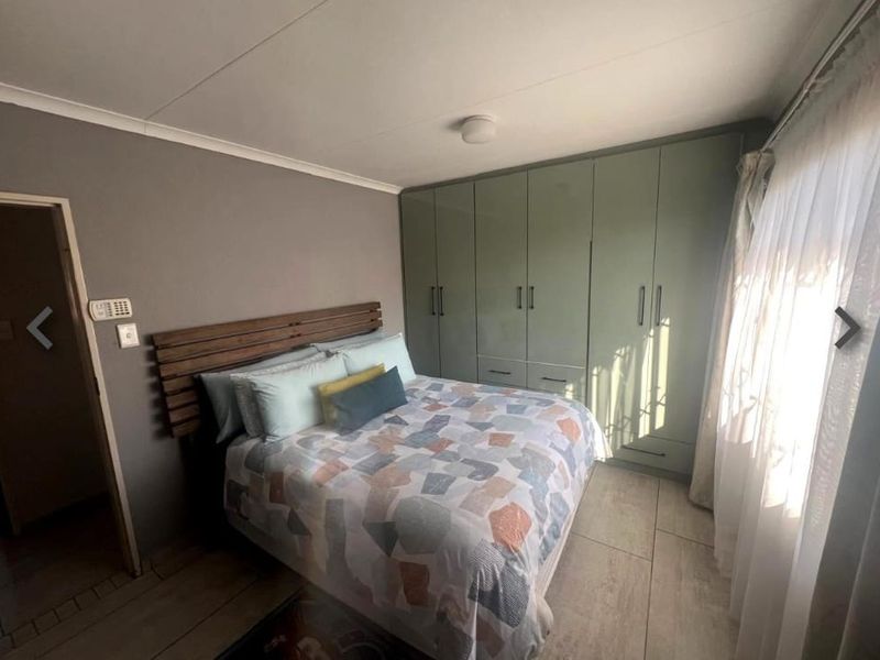 Modern 3-Bedroom Home in Waterkloof Hills - Photo 10