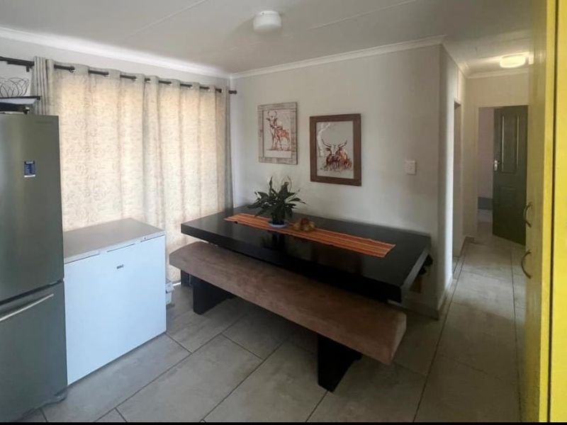 Modern 3-Bedroom Home in Waterkloof Hills - Photo 8