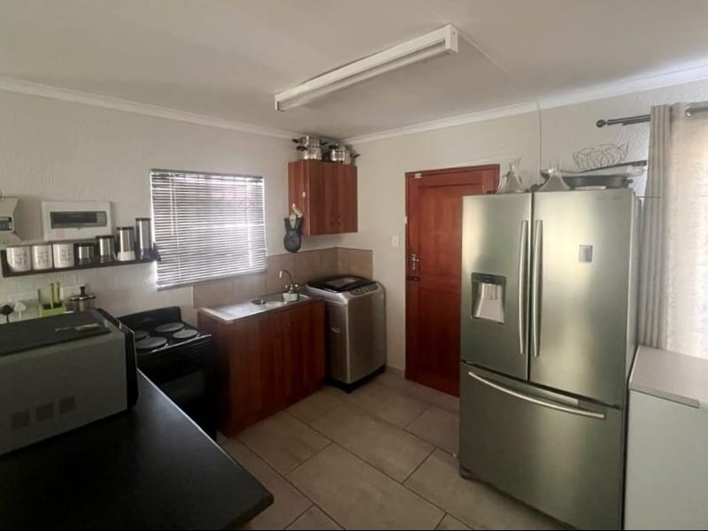 Modern 3-Bedroom Home in Waterkloof Hills - Photo 3