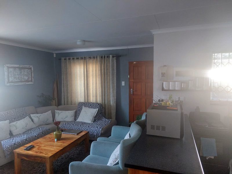 Modern 3-Bedroom Home in Waterkloof Hills - Photo 7