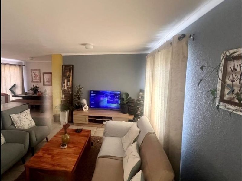 Modern 3-Bedroom Home in Waterkloof Hills - Photo 6