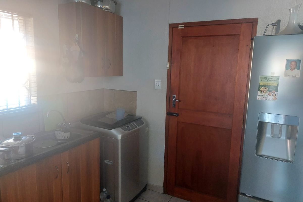 Modern 3-Bedroom Home in Waterkloof Hills - Photo 4