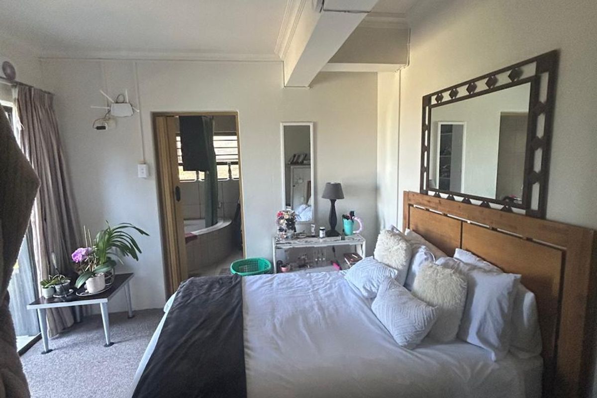 Beautiful Fully Furnished Flat to rent in Beacon Bay! - Photo 3