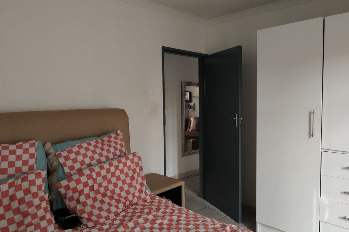 Spacious 2-bedroom detached home to let, featuring modern amenities and a serene garden retreat. - Photo 4