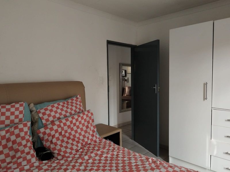 Spacious 2-bedroom detached home to let, featuring modern amenities and a serene garden retreat. - Photo 4