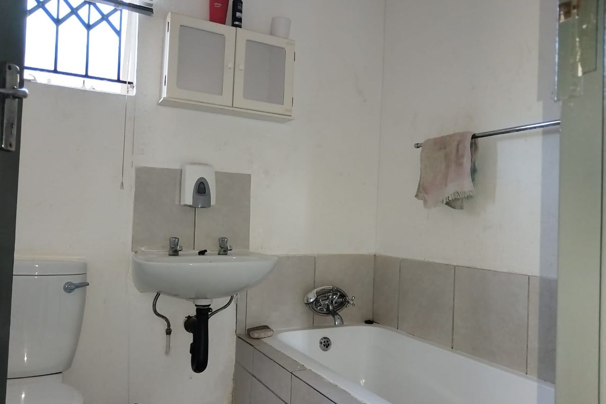 Spacious 2-bedroom detached home to let, featuring modern amenities and a serene garden retreat. - Photo 3