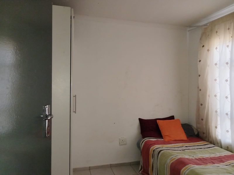 Spacious 2-bedroom detached home to let, featuring modern amenities and a serene garden retreat. - Photo 5