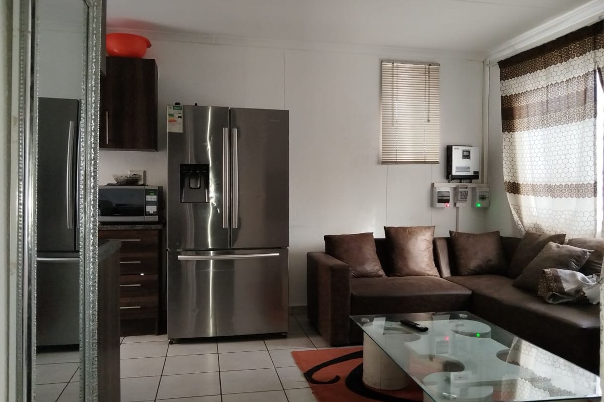 Spacious 2-bedroom detached home to let, featuring modern amenities and a serene garden retreat. - Photo 2