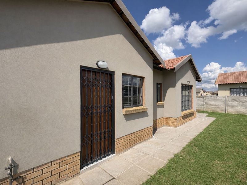 Charming 3-Bedroom Home with Value-Added Extras - Photo 2