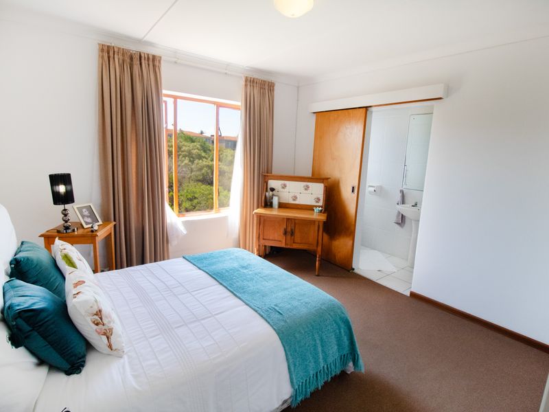 Low-Maintenance, Single-Level Living in a Secure Jeffreys Bay Complex - Photo 7