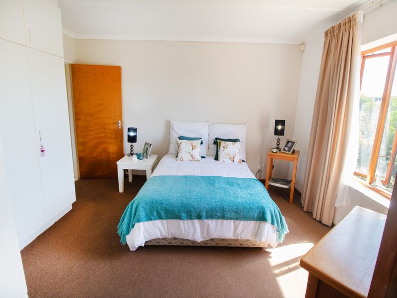 Low-Maintenance, Single-Level Living in a Secure Jeffreys Bay Complex - Photo 6