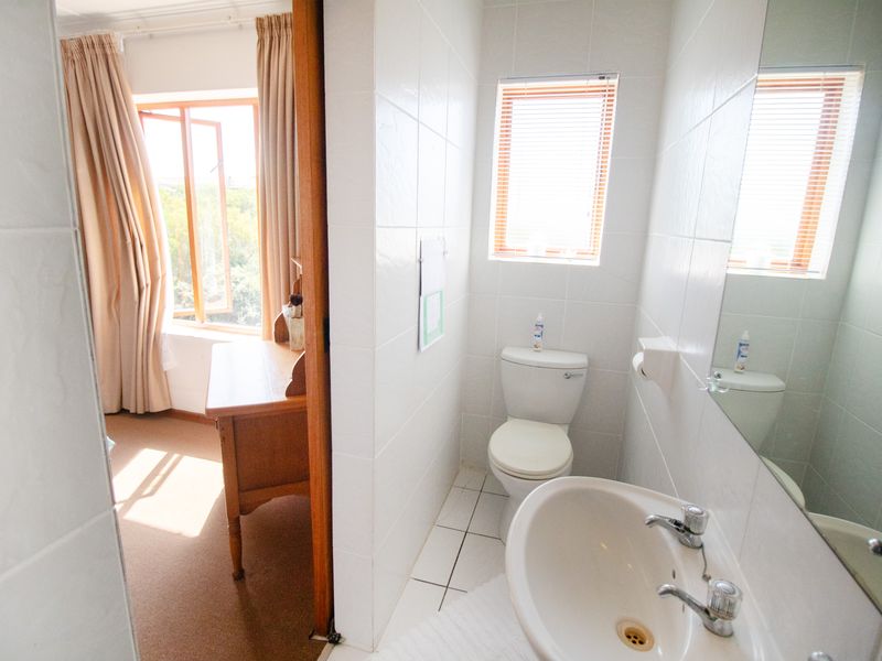 Low-Maintenance, Single-Level Living in a Secure Jeffreys Bay Complex - Photo 8