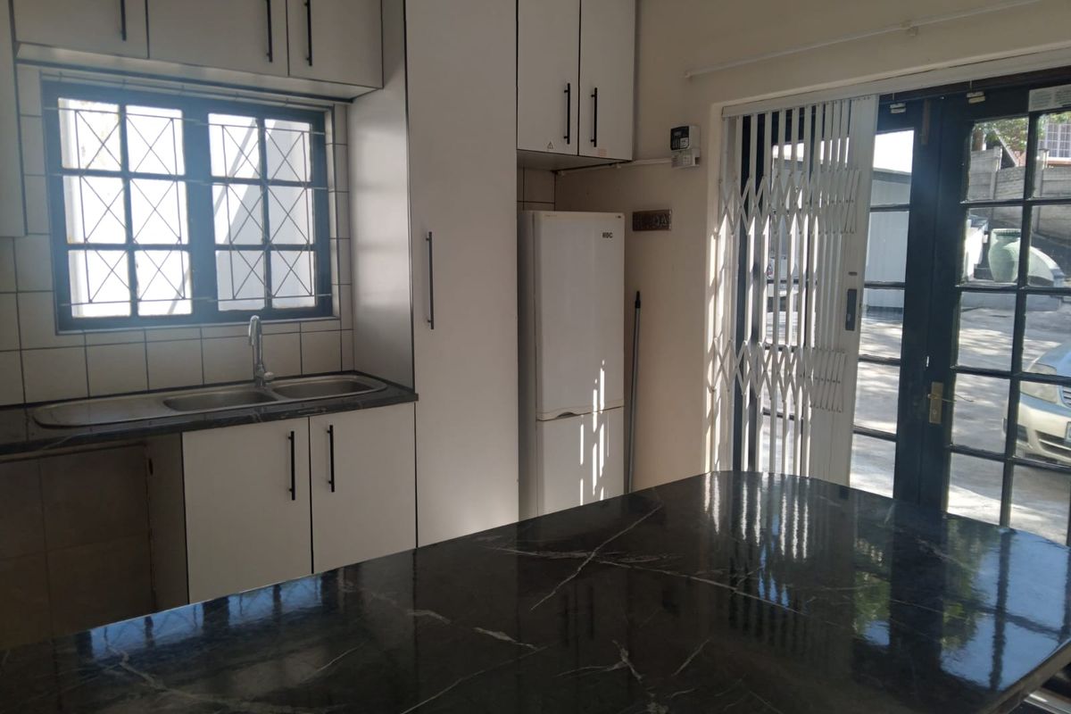 Beautiful and Spacious Garden Cottage - Photo 5