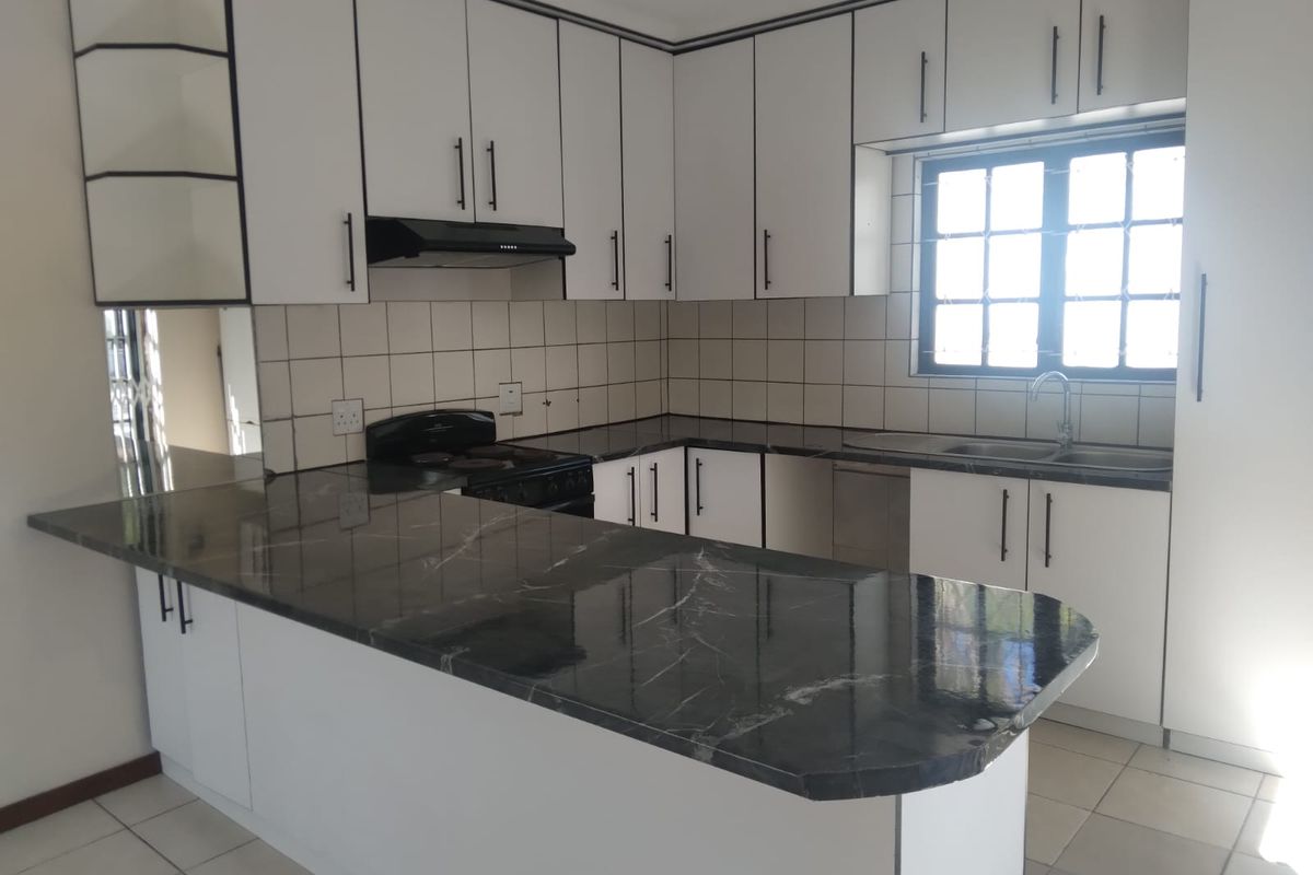 Beautiful and Spacious Garden Cottage - Photo 2