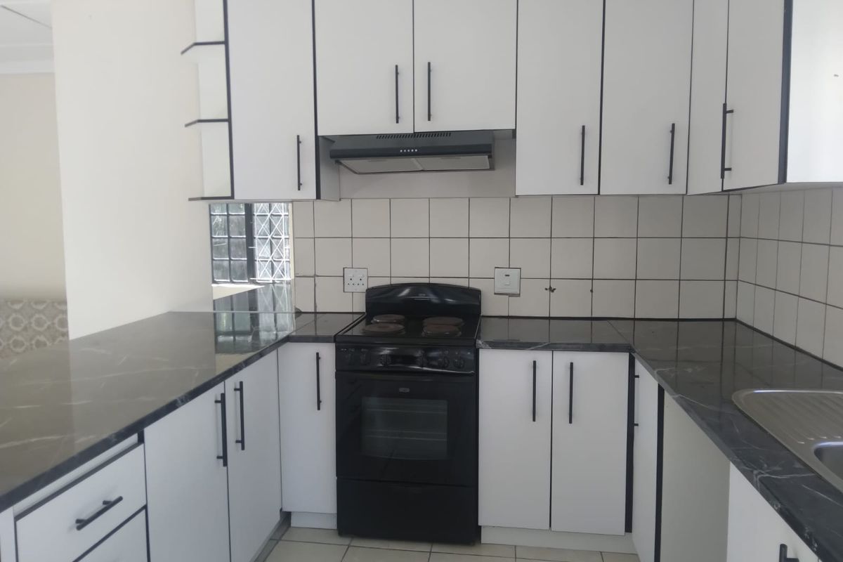 Beautiful and Spacious Garden Cottage - Photo 4