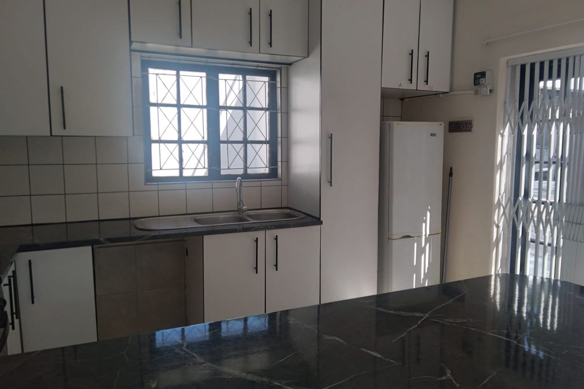 Beautiful and Spacious Garden Cottage - Photo 3