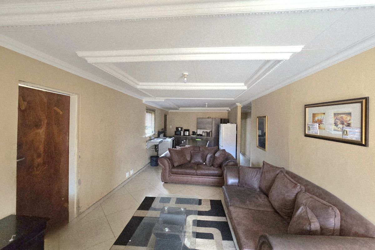 Renovated 3-bedroom home with en-suite and 1 bathroom. - Photo 3