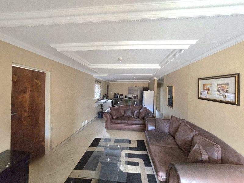 Renovated 3-bedroom home with en-suite and 1 bathroom. - Photo 3