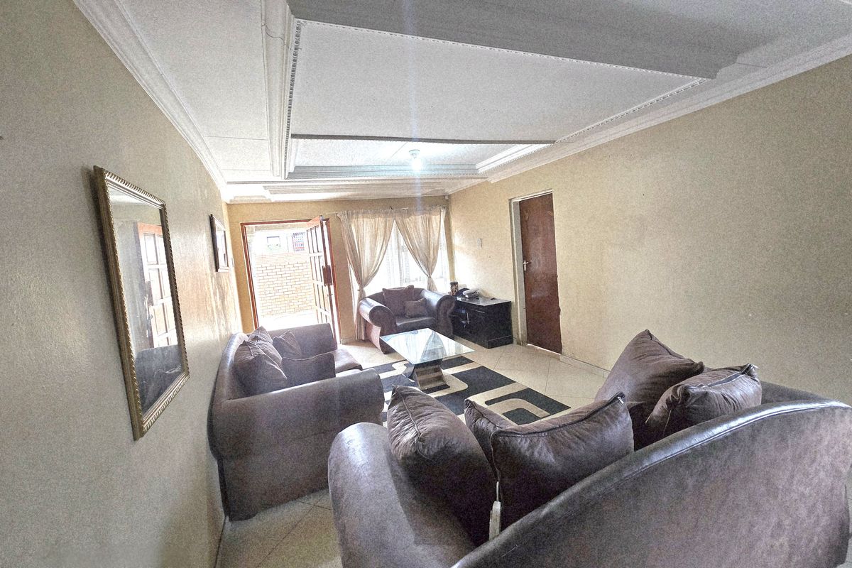 Renovated 3-bedroom home with en-suite and 1 bathroom. - Photo 5