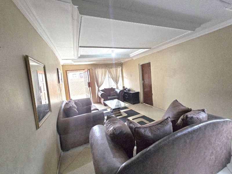 Renovated 3-bedroom home with en-suite and 1 bathroom. - Photo 5