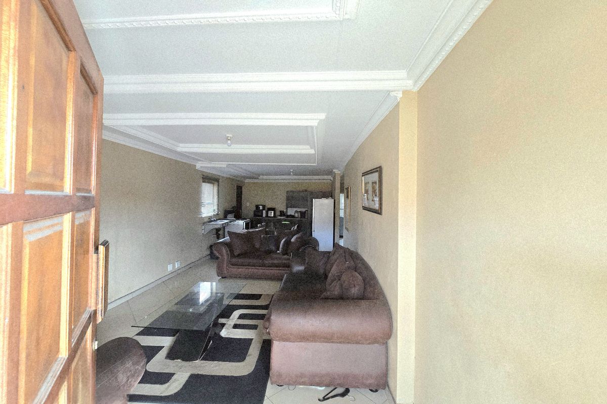 Renovated 3-bedroom home with en-suite and 1 bathroom. - Photo 4