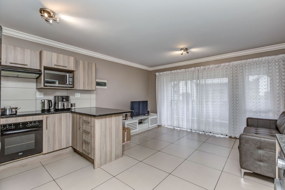 No Transfer Duty! Modern 1 Bedroom Apartment in Birchwood Village. - Photo 5