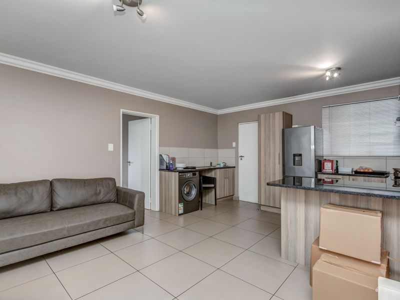 No Transfer Duty! Modern 1 Bedroom Apartment in Birchwood Village. - Photo 7
