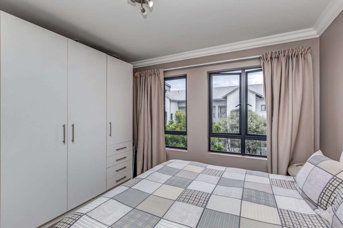 No Transfer Duty! Modern 1 Bedroom Apartment in Birchwood Village. - Photo 3