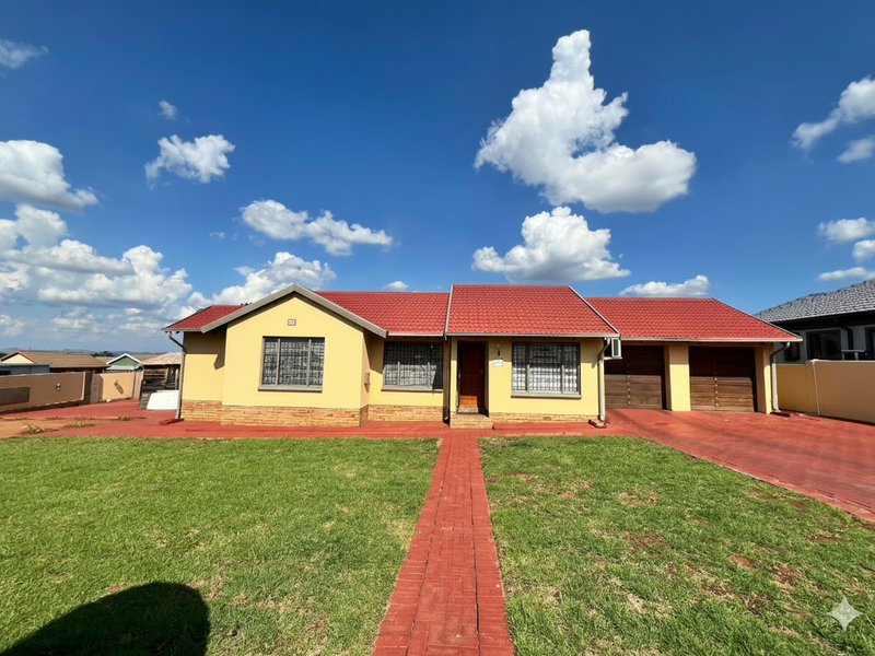 Stunning 3-bedroom home in Tlhabane West, Rustenburg. Your dream oasis awaits! Don’t miss out! - Photo 2