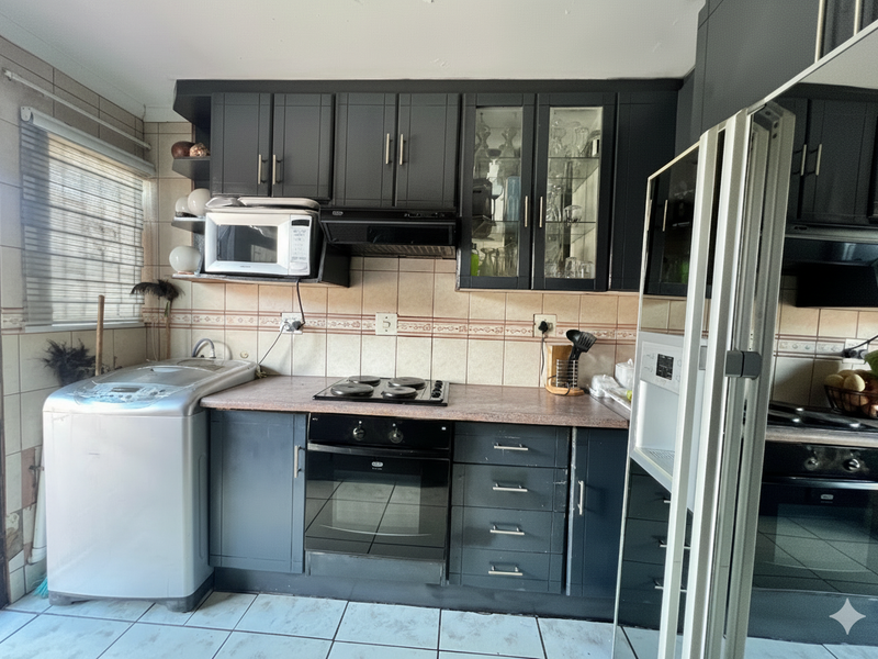 Stunning 3-bedroom home in Tlhabane West, Rustenburg. Your dream oasis awaits! Don’t miss out! - Photo 5