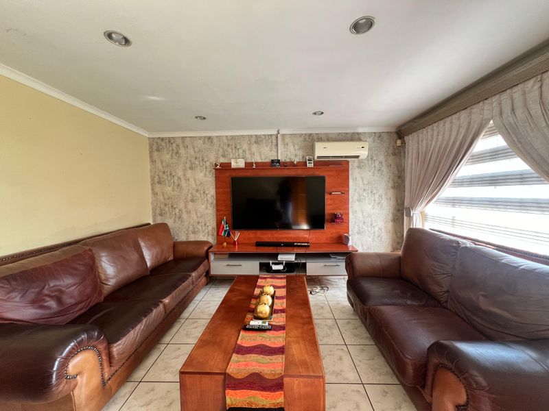 Stunning 3-bedroom home in Tlhabane West, Rustenburg. Your dream oasis awaits! Don’t miss out! - Photo 8