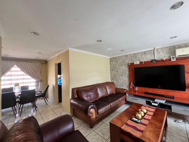 Stunning 3-bedroom home in Tlhabane West, Rustenburg. Your dream oasis awaits! Don’t miss out! - Photo 9