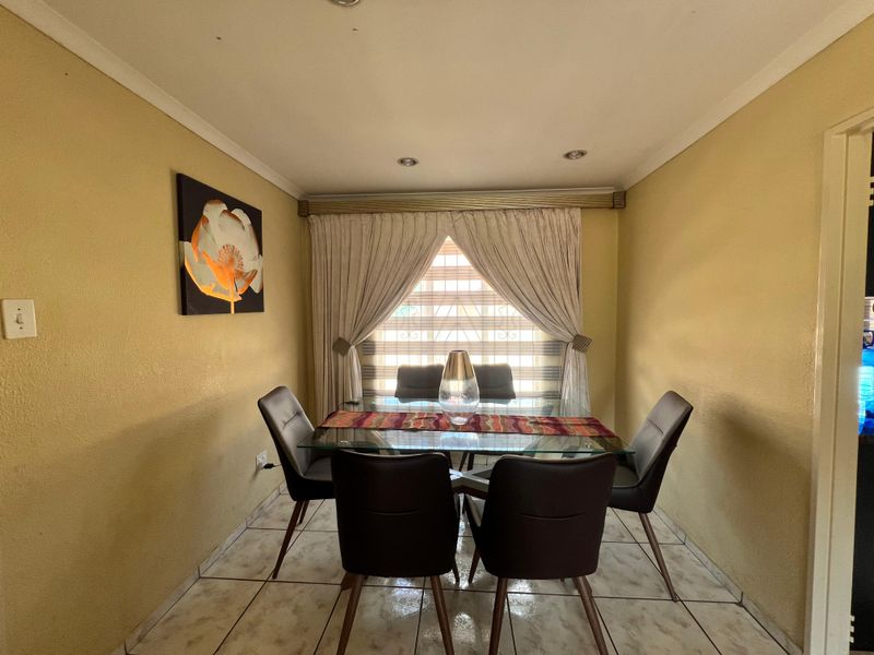 Stunning 3-bedroom home in Tlhabane West, Rustenburg. Your dream oasis awaits! Don’t miss out! - Photo 7