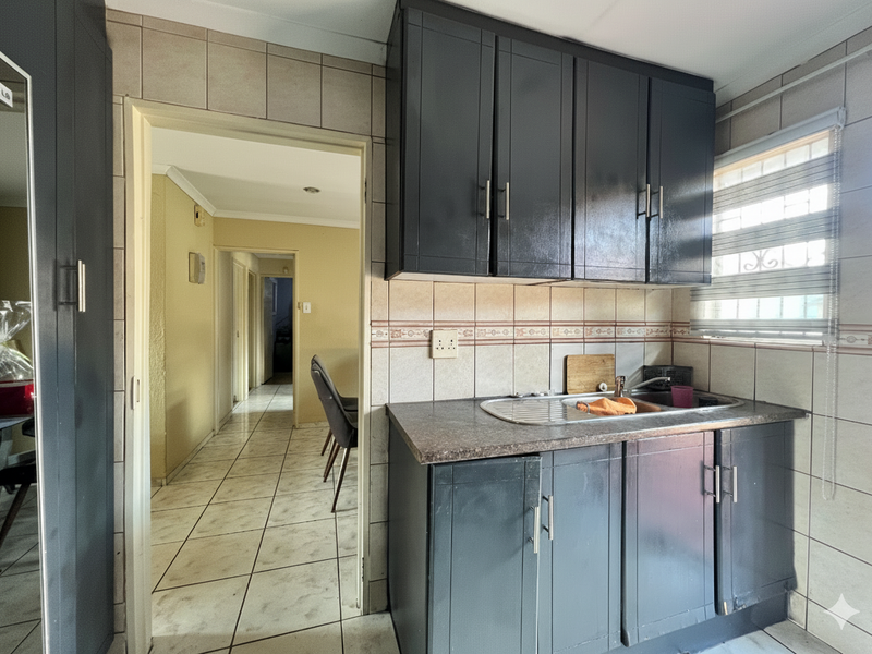 Stunning 3-bedroom home in Tlhabane West, Rustenburg. Your dream oasis awaits! Don’t miss out! - Photo 6