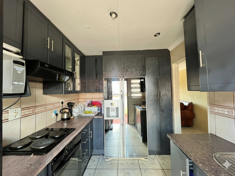 Stunning 3-bedroom home in Tlhabane West, Rustenburg. Your dream oasis awaits! Don’t miss out! - Photo 4