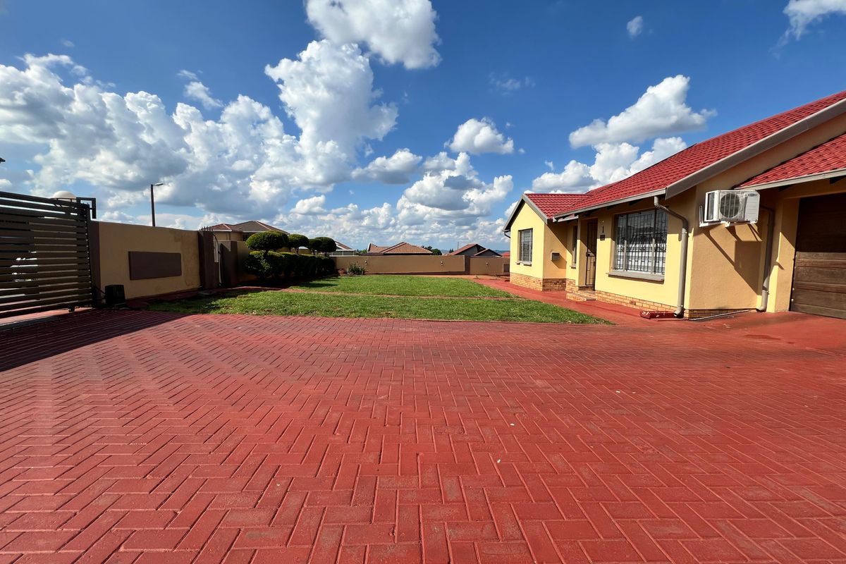 Stunning 3-bedroom home in Tlhabane West, Rustenburg. Your dream oasis awaits! Don’t miss out! - Photo 3