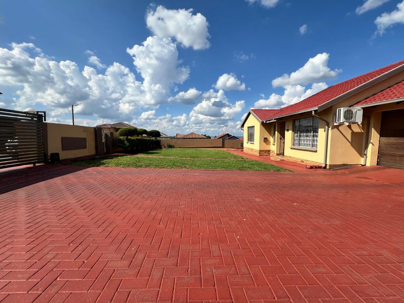 Stunning 3-bedroom home in Tlhabane West, Rustenburg. Your dream oasis awaits! Don’t miss out! - Photo 3