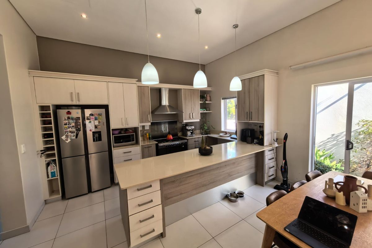 Prime Schonenberg living: 3-bed, 2-bath, open-plan layout, double garage - Photo 5