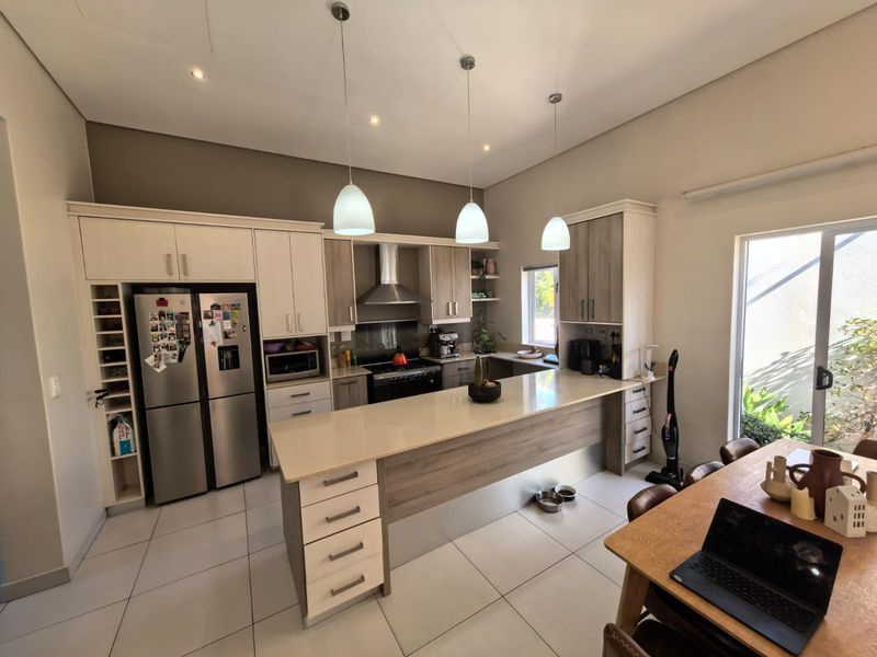 Prime Schonenberg living: 3-bed, 2-bath, open-plan layout, double garage - Photo 5